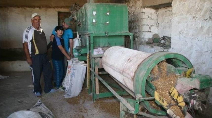 Sertifikalı Tohumluk Alamayan &Ccedil;ift&ccedil;iler Kendi Tohumluğunu Hazırlıyor