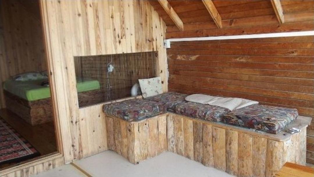 Kendi Eliyle Yaptığı Motelini İşletiyor