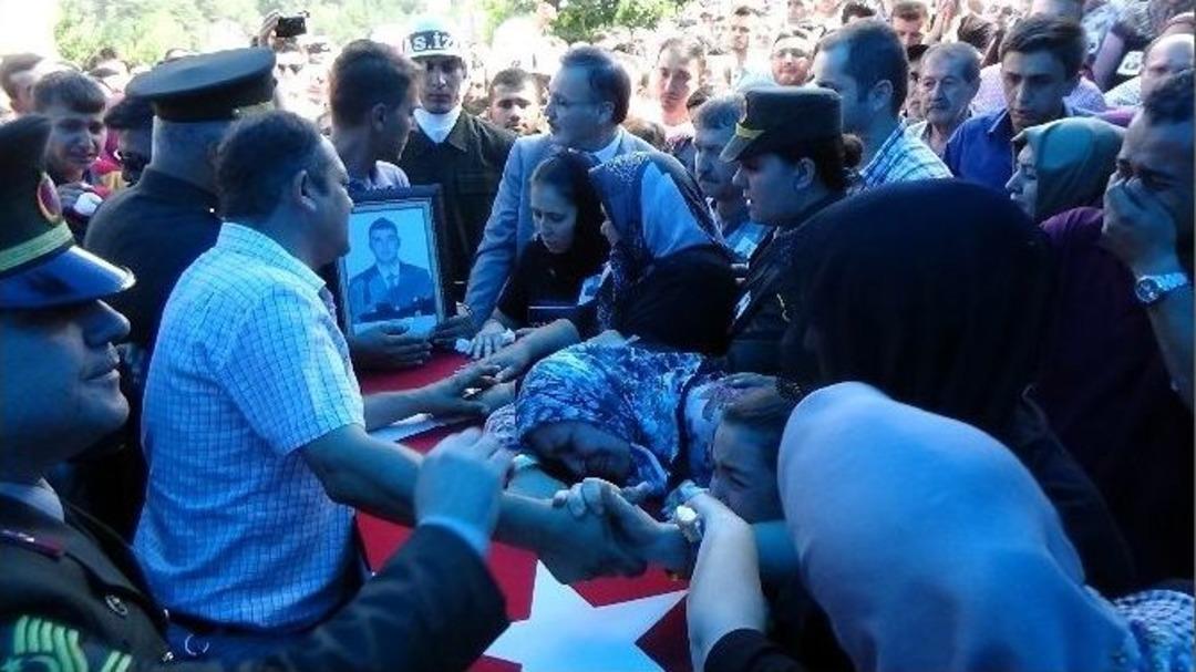 Şehit Askerin Cenazesinde G&ouml;zyaşları Sel Oldu
