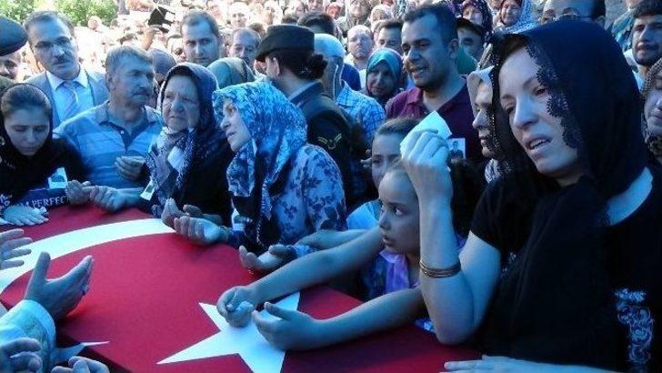 Şehit Askerin Cenazesinde Gözyaşları Sel Oldu G3