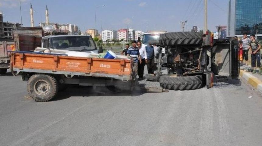 Trakt&ouml;r İle Minib&uuml;s &Ccedil;arpıştı: 3 Yaralı