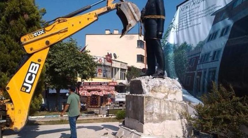 Sındırgı'da Leylek Yuvasından Sonra Atat&uuml;rk Heykeli De Kaldırıldı