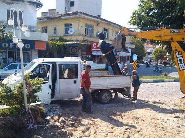 Sındırgı'da Leylek Yuvasından Sonra Atatürk Heykeli De Kaldırıldı