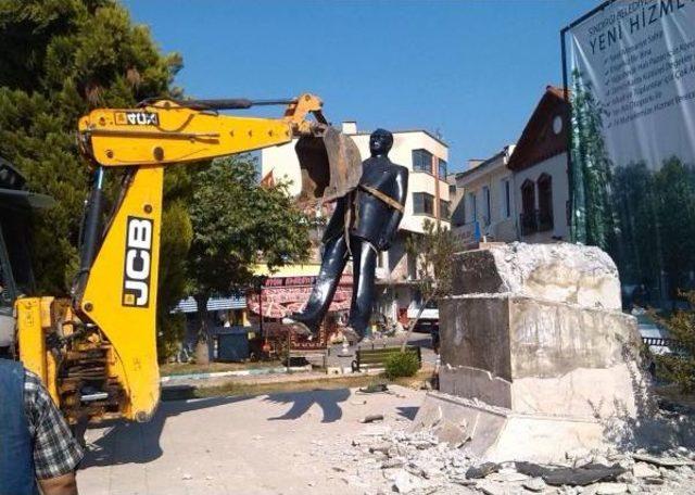 Sındırgı'da Leylek Yuvasından Sonra Atatürk Heykeli De Kaldırıldı