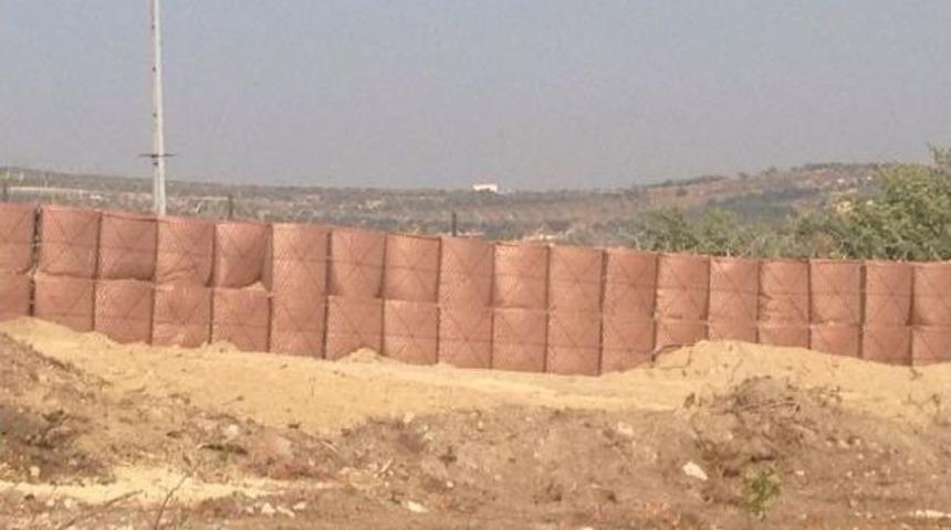 Hatay'da Suriye Sınırına Roketatara Dayanıklı Duvar &Ouml;r&uuml;l&uuml;yor