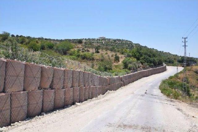 Hatay'da Suriye Sınırına Roketatara Dayanıklı Duvar Örülüyor