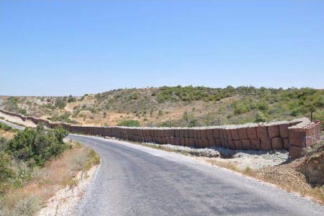 Hatay'da Suriye Sınırına Roketatara Dayanıklı Duvar Örülüyor