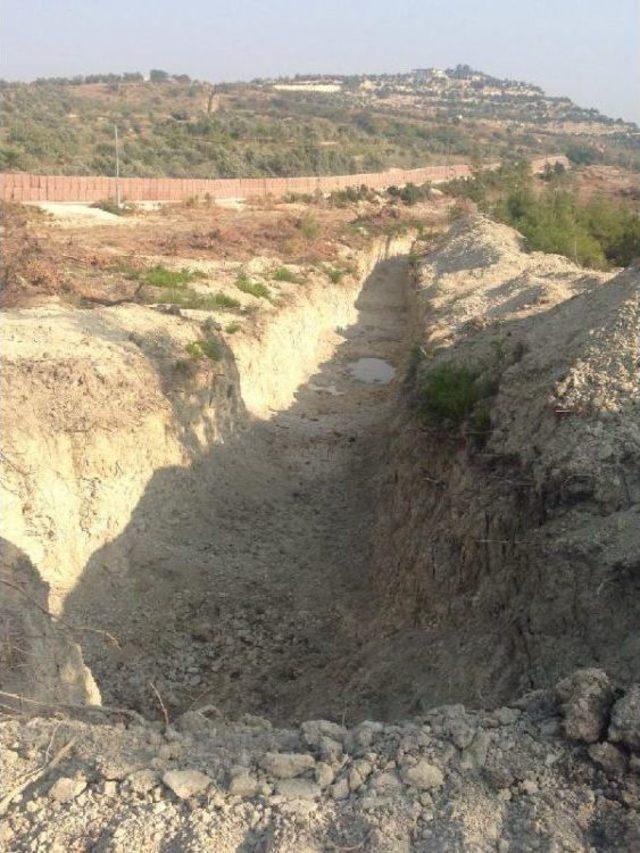 Hatay'da Suriye Sınırına Roketatara Dayanıklı Duvar Örülüyor