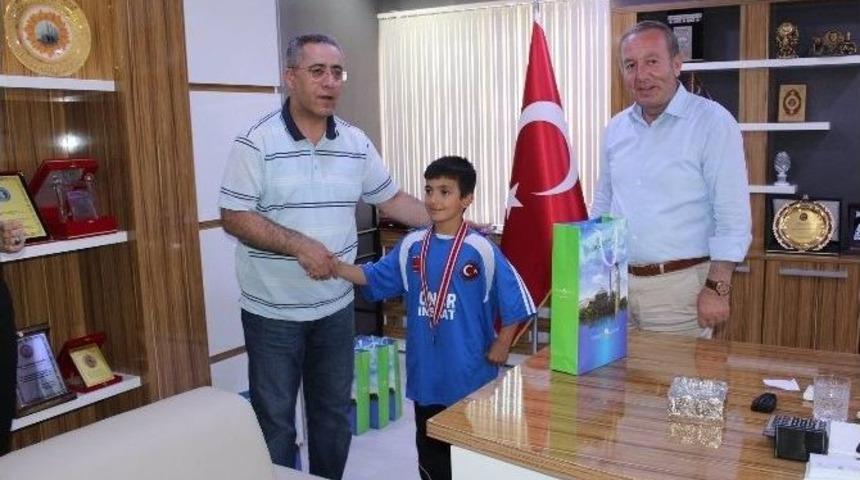 Başkan Şahiner Başarılı G&uuml;reş&ccedil;ilere &Ouml;d&uuml;l