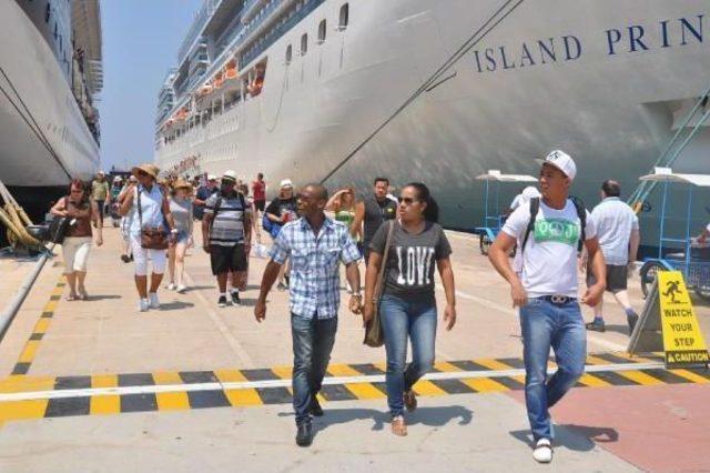 Kuşadası'na 6 Gemiyle Toplam 15 Bin 485 Turist Geldi