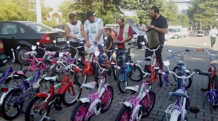Bing&ouml;l İhh&rsquo;dan 42 Yetime Bisiklet