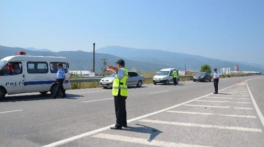 Kargı Polisi Ara&ccedil; S&uuml;r&uuml;c&uuml;lerini Denetledi