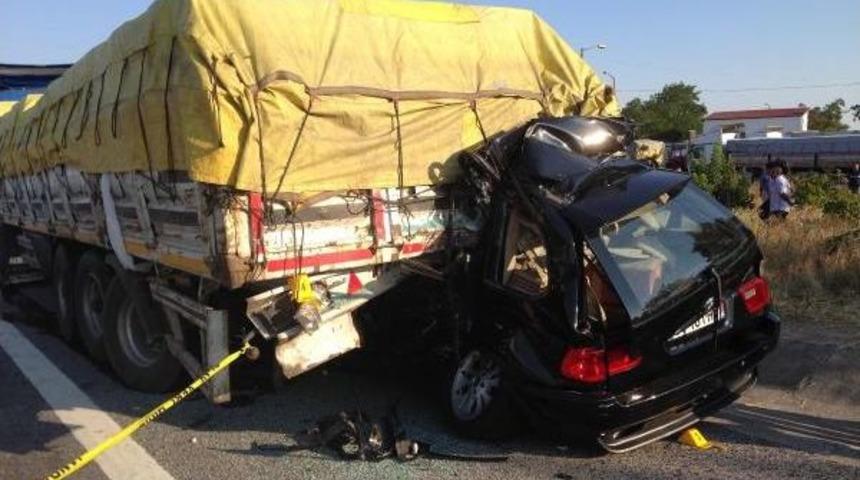 Emniyet Şeridindeki Tır&rsquo;A &Ccedil;arpan Cipin S&uuml;r&uuml;c&uuml;s&uuml; &Ouml;ld&uuml;