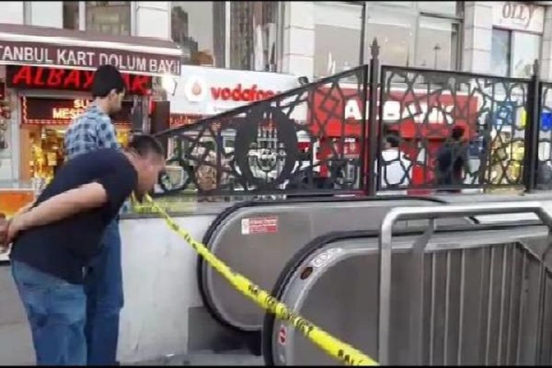 Taksim'de Ş&uuml;pheli Paket Alarmı (1)