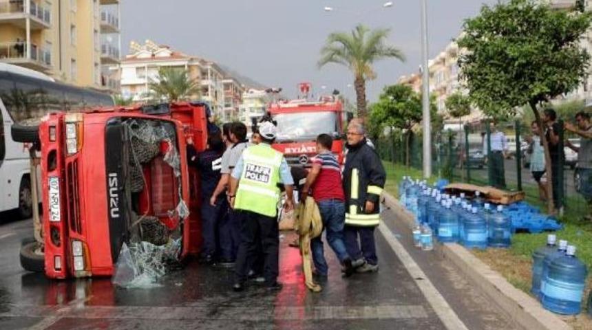 Alanya&rsquo;Da Yarım Saatlik Sağanak Kazalara Neden Oldu