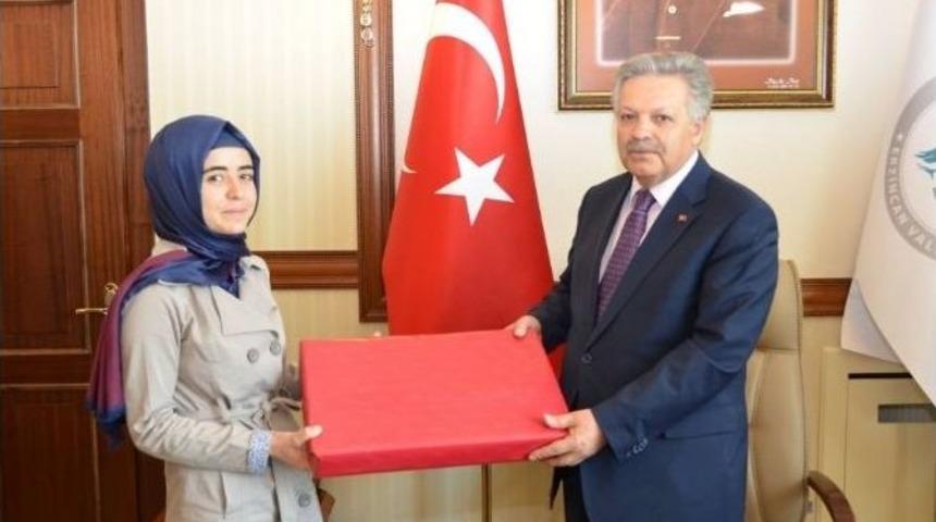 Vali Kahraman &Uuml;niversiteyi Kazanan &Ouml;ğrenciye Bilgisayar Hediye Etti