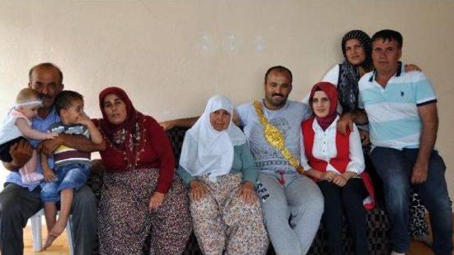 Kırkpınar'da Başpehlivanlığı Kazanan Orhan Okulu, Baba Ocağında