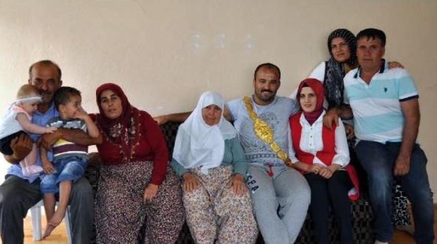 Kırkpınar'da Başpehlivanlığı Kazanan Orhan Okulu, Baba Ocağında