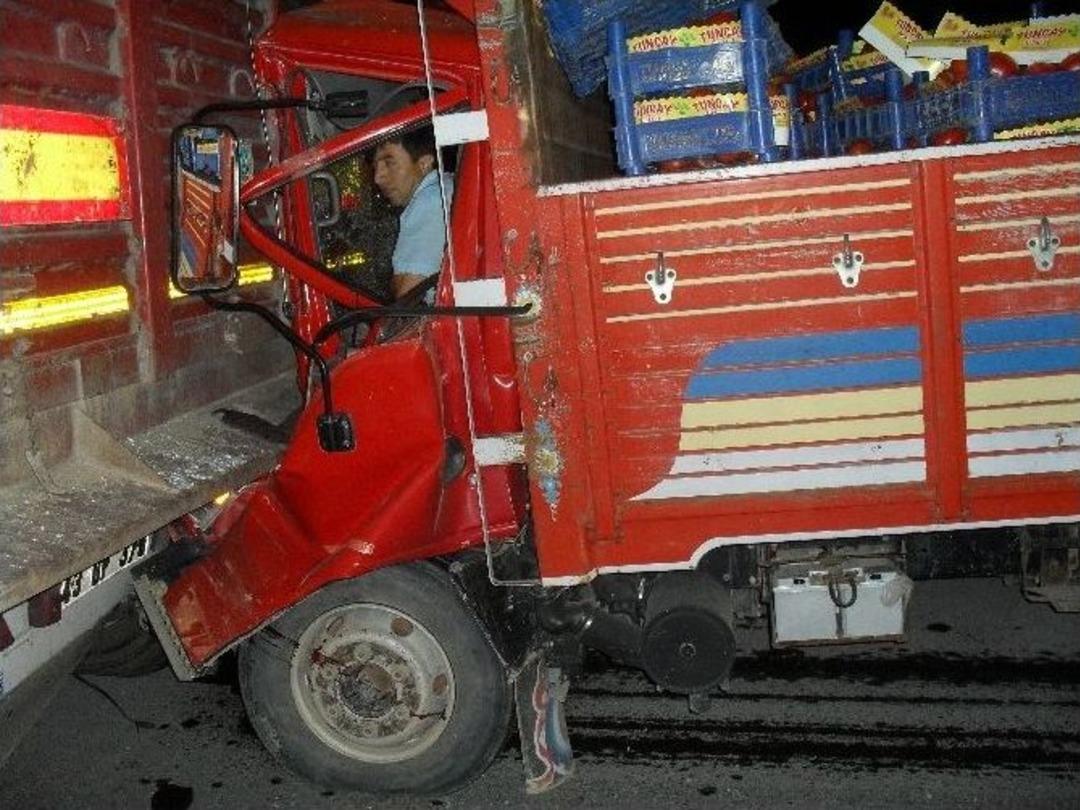 Bilecik&rsquo;te Kamyon Tır&rsquo;a &Ccedil;arptı 1 Yaralı