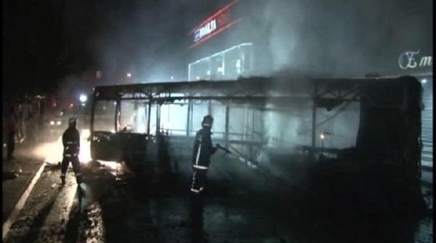 Ataşehir'de Özel Halk Otobüsü Yakıldı