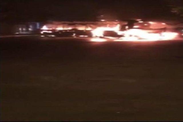 Ataşehir'de Özel Halk Otobüsü Yakıldı