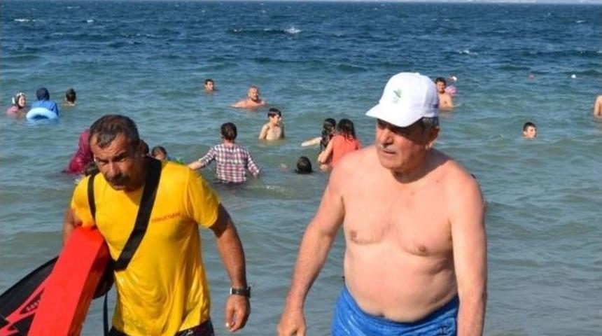 Kocaeli B&uuml;y&uuml;kşehir Belediye Başkanı İbrahim Karaosmanoğlu Karam&uuml;rsel&rsquo;de Denize Girdi