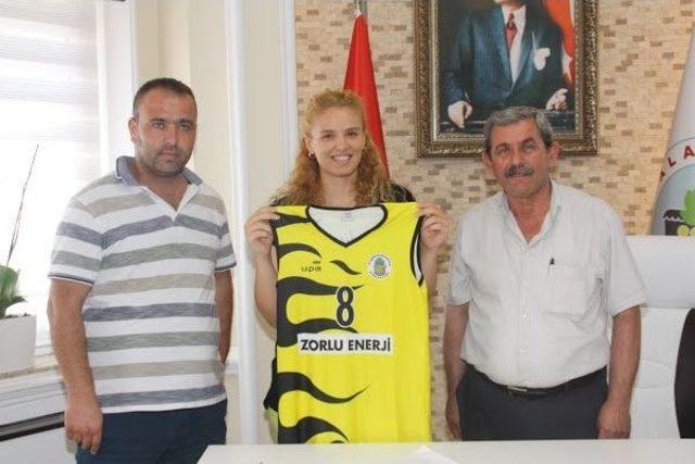 Alaşehir Belediyespor Bayan Voleybol Takımı Gücüne Güç Kattı