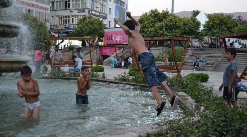 Sıcaktan Bunalan &Ccedil;ocuklar, S&uuml;s Havuzlarına Koştu