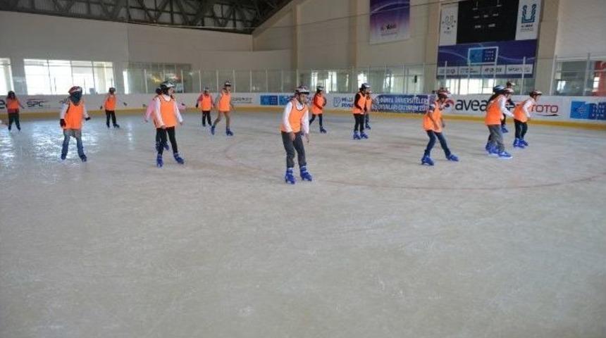 Yakutiye&rsquo;nin &Ccedil;ocukları Buz &Uuml;st&uuml;nde Zorlanmıyorlar