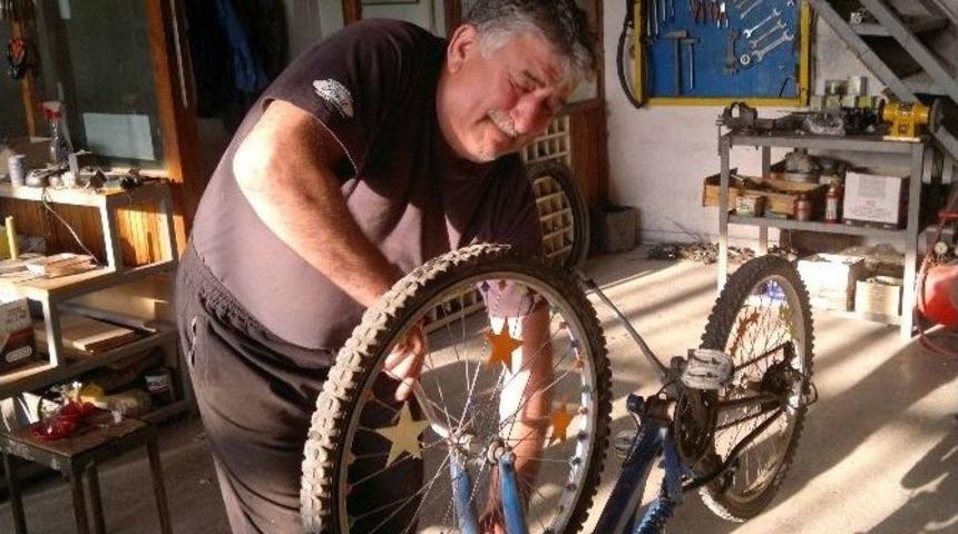 Bisiklet Tamircilerinin Y&uuml;z&uuml; G&uuml;l&uuml;yor