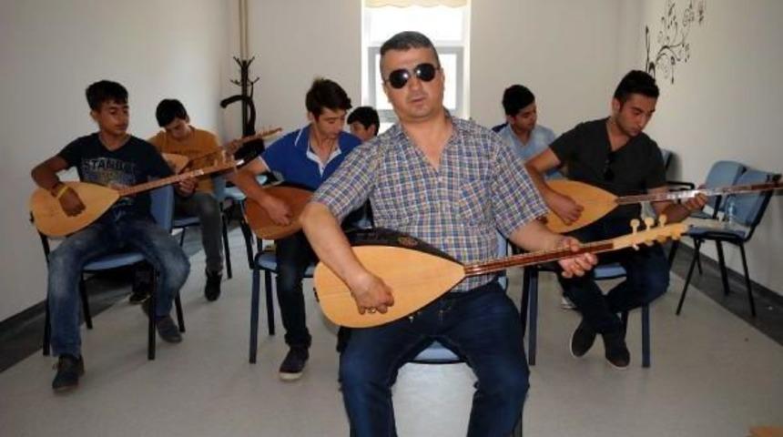 G&ouml;rme Engelli Eğitmen 19 Yılda 3 Bin 500 Kişiye Bağlama &Ouml;ğretti
