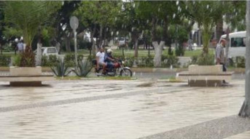 Mersin&rsquo;de Yaz Yağmuru Serinletti