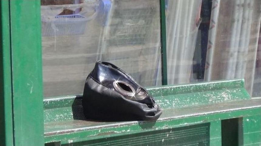 Kars&rsquo;ta Dolmuş Durağında Unutulan Ş&uuml;pheli Kadın &Ccedil;antası Korkuttu