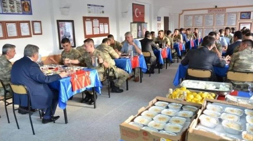 Vali Kahraman Askerlerle Karavana Yemeği Yedi
