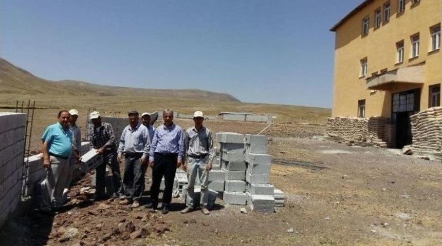 Taşharman Ortaokulu&rsquo;nun &Ccedil;evresine İhata Duvarı