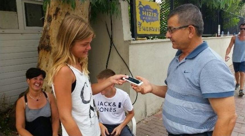 Telefonu Bulunan Turist Kız, Mutluluktan G&ouml;zyaşı D&ouml;kt&uuml;