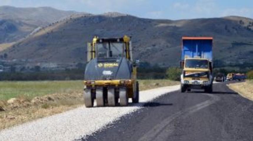 B&uuml;y&uuml;kşehir Belediyesi Korkuteli Taşkesiği Yolunu Asfaltladı