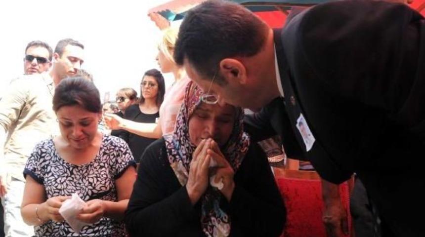 4 Aylık Hamile Polis, Şehit Eşini İngilizce 'merhaba Anne' Yazılı Tiş&ouml;rt&uuml;yle G&ouml;zyaşlarıyla Uğurladı