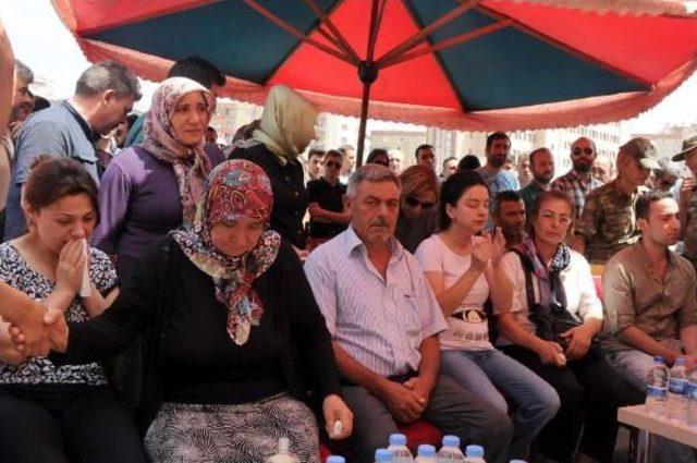 4 Aylık Hamile Polis, Şehit Eşini İngilizce 'merhaba Anne' Yazılı Tişörtüyle Gözyaşlarıyla Uğurladı