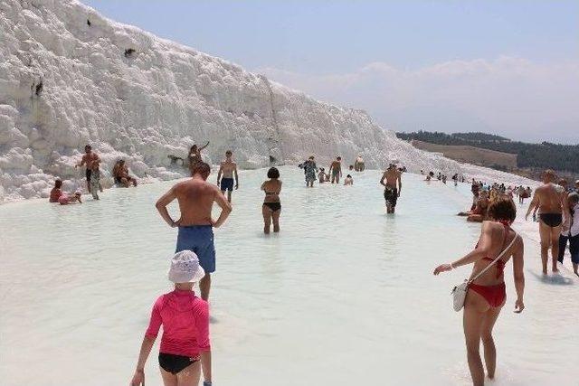 Pamukkale’yi 6 Ayda 700 Bin Kişi Ziyaret Etti