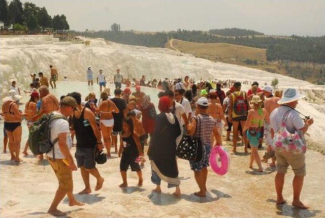 Pamukkale’yi 6 Ayda 700 Bin Kişi Ziyaret Etti