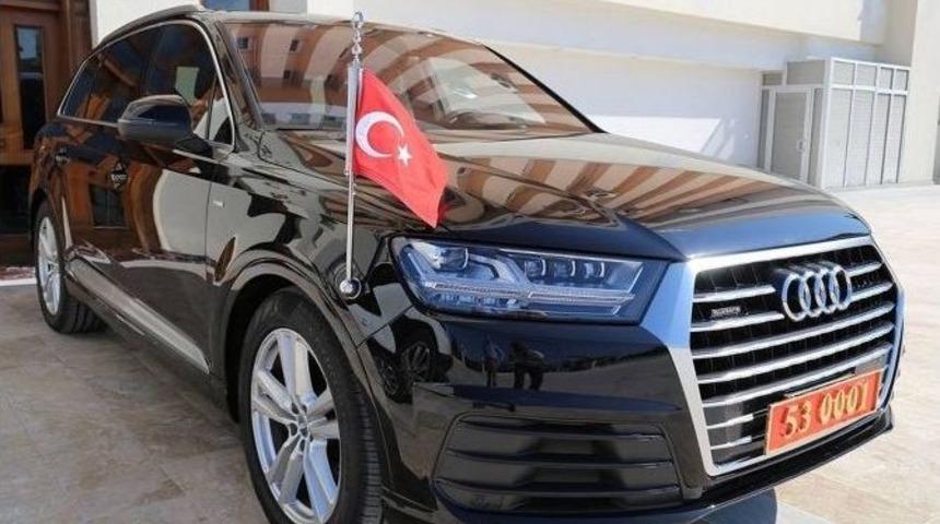 Vali&rsquo;den L&uuml;ks Makam Aracına Bayraklı Savunma