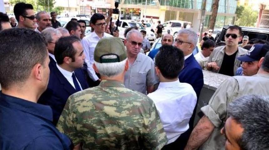 Vali Aksoy, Çınar'daki Saldırıda Hayatını Kaybeden Osman Caran'ın Taziyesine Katıldı