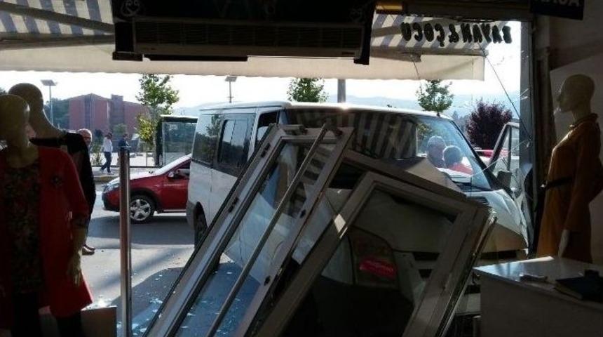 (&ouml;zel Haber) Yoldan &Ccedil;ıkan Midib&uuml;s Mağazaya Girdi