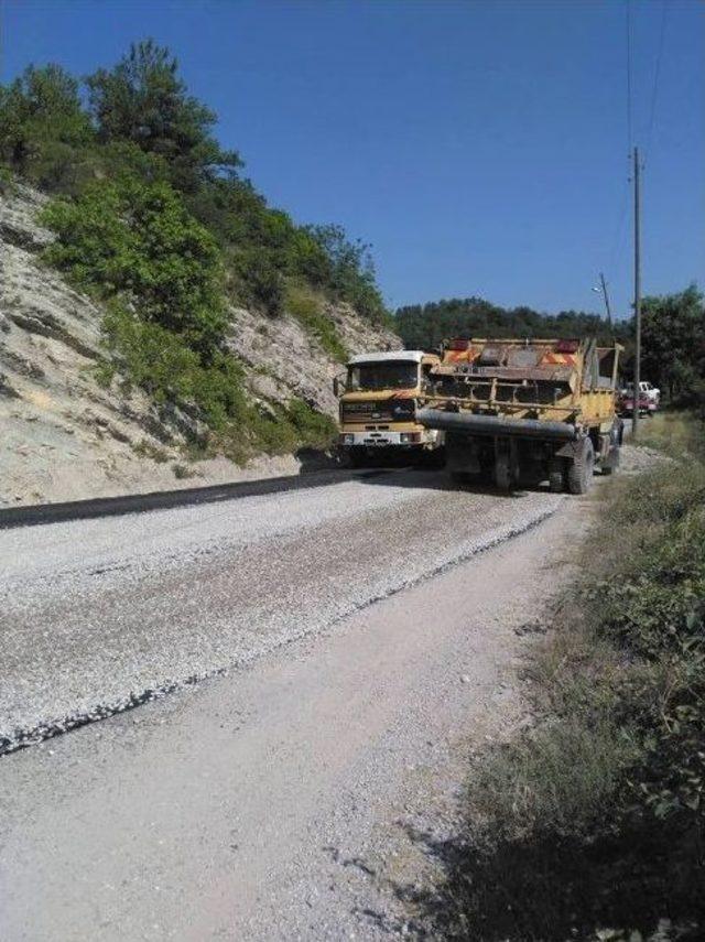 Karadere Köyü’nde Asfalt Ve Parke Çalışması Başlatıldı