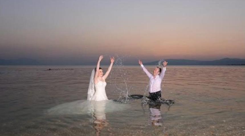 D&uuml;ğ&uuml;n &Ccedil;ekiminde Sıcaktan Bunalan Gelin-Damat İznik G&ouml;l&uuml;&rsquo;Ne Girerek Poz Verdi