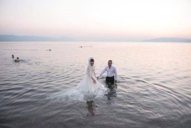 Düğün Çekiminde Sıcaktan Bunalan Gelin-Damat İznik Gölü’Ne Girerek Poz Verdi