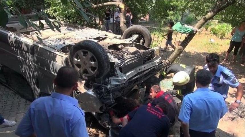 Kocaeli&rsquo;de Kaza Yapan Ara&ccedil; Evin Bah&ccedil;esine U&ccedil;tu: 2 Yaralı