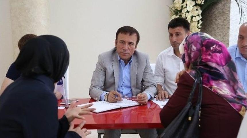 Başkan Gen&ccedil;, Halk G&uuml;nlerinde Binlerce Kişiyle G&ouml;r&uuml;şt&uuml;