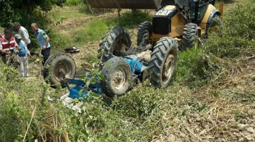 Devrilen Trakt&ouml;r&uuml;n Altında Kalan S&uuml;r&uuml;c&uuml; &Ouml;ld&uuml;